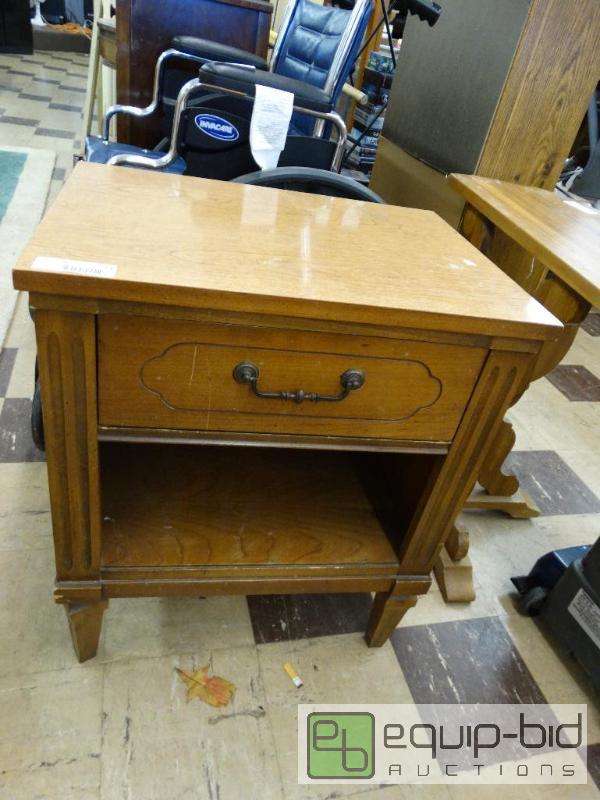 lot 514 image: Night stand with 1 drawer....
