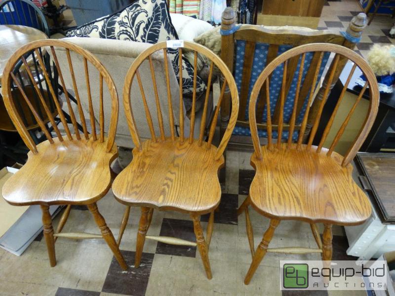 lot 529 image: Set of 3 oak swivel, spindle back counter hei...