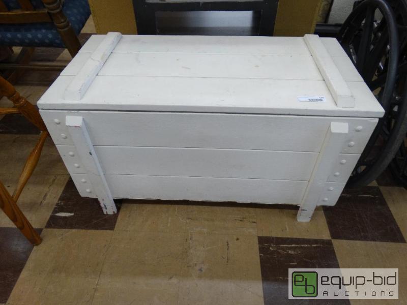 lot 530 image: White wood toy box.  Needs hinges....