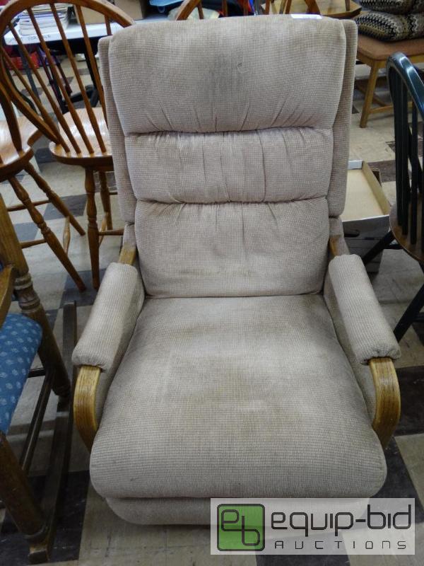 lot 549 image: La-Z-Boy rockerrecliner....