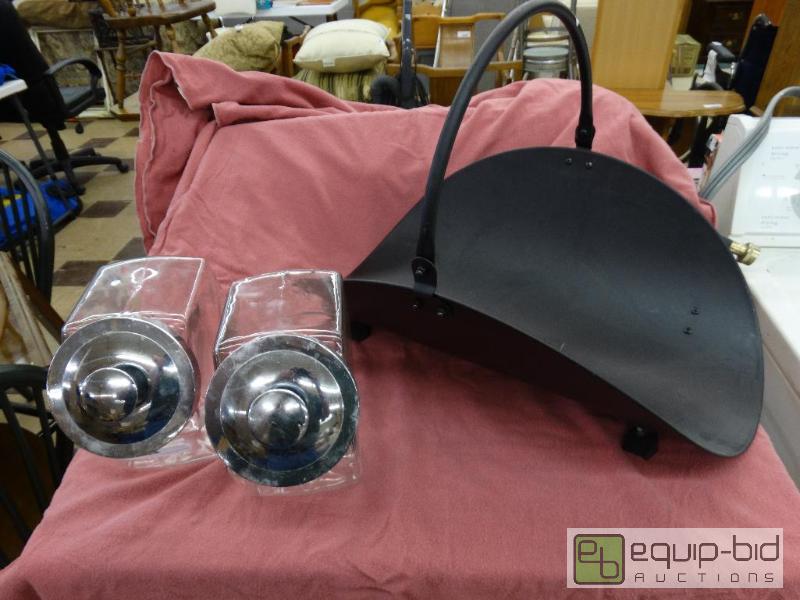 lot 555 image: Decorkitchen lot.  2 candycookie jars, blac...