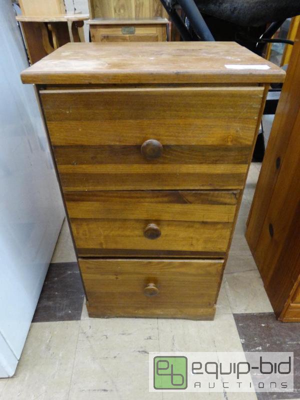 lot 559 image: Small pine 3 drawer chest....