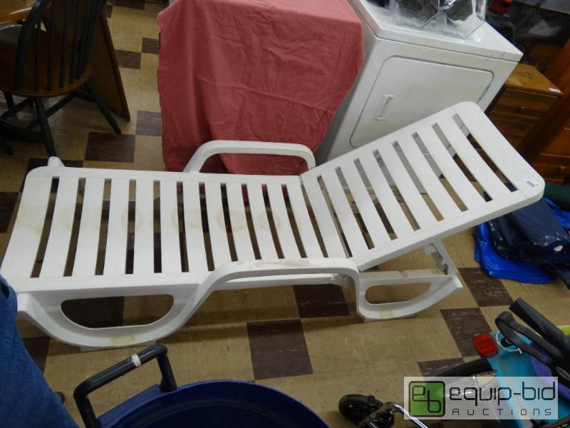 lot 561 image: Adjustable patio lounge chair....