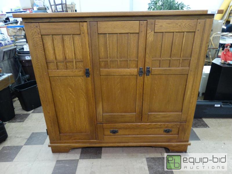 lot 572 image: Large mission style oak Media cabinet with st...