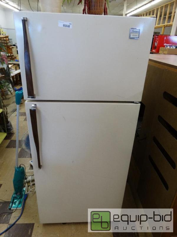 lot 574 image: Whirlpool refrigerator with freezer.  Works a...