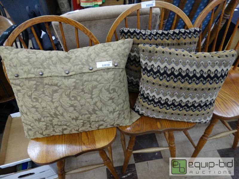 lot 575 image: Lot of 3 decorative pillows....