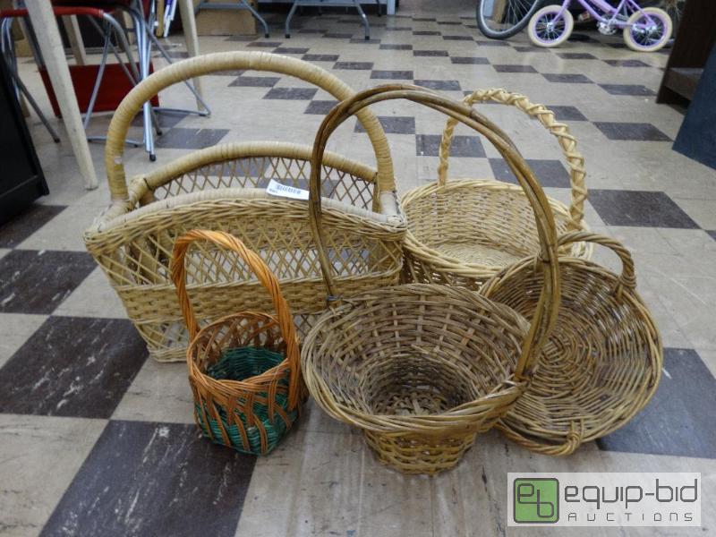 lot 589 image: Lot of various wicker baskets, wicker magazin...