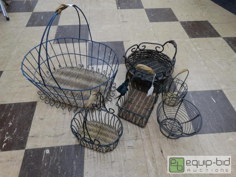 lot 590 image: Lot of wiremetal and wicker baskets.  6 piec...