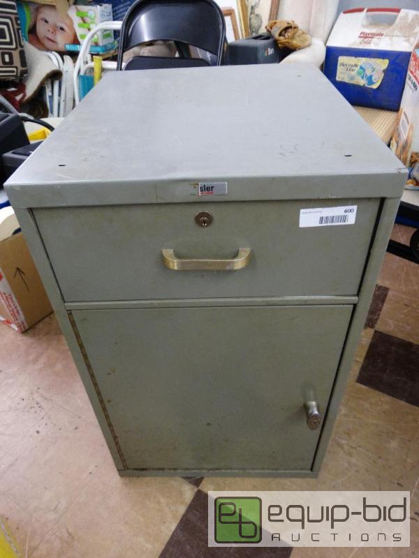 lot 600 image: Metal storage cabinet with 1 drawer.  No key....
