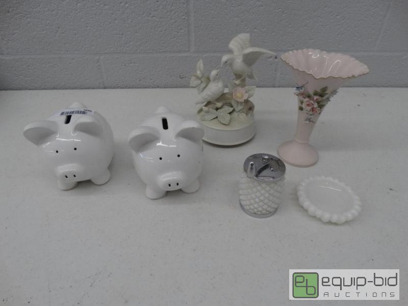 lot 605 image: Porcelain doves music box, Lefton trumpet vas...