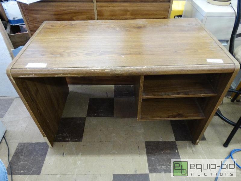 lot 611 image: Office work desk with under storage....