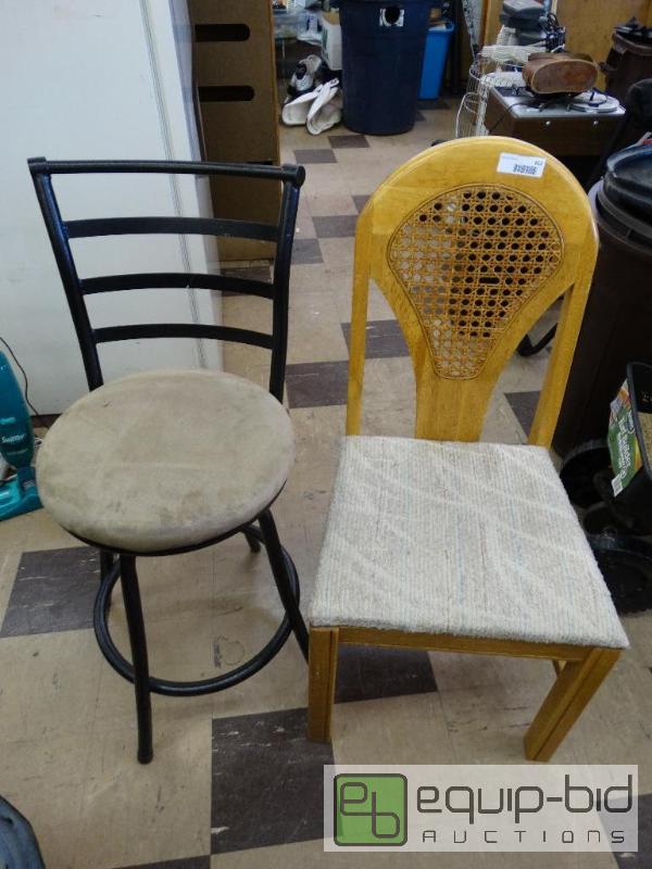 lot 612 image: 1 swivel counter height stool and 1 oak side ...