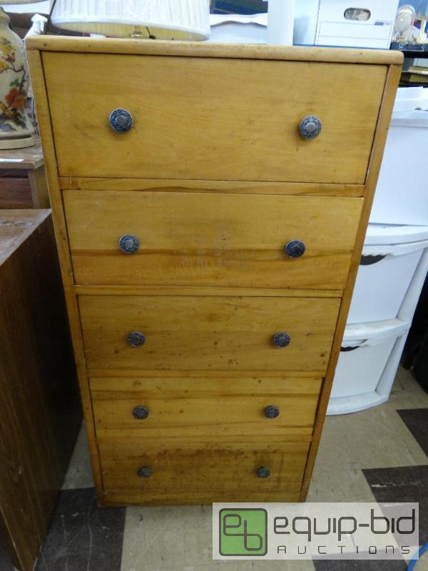 lot 617 image: Small 5 drawer chest of drawers....