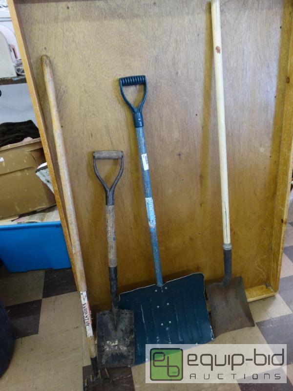lot 621 image: Lot of various gardenyard tools....