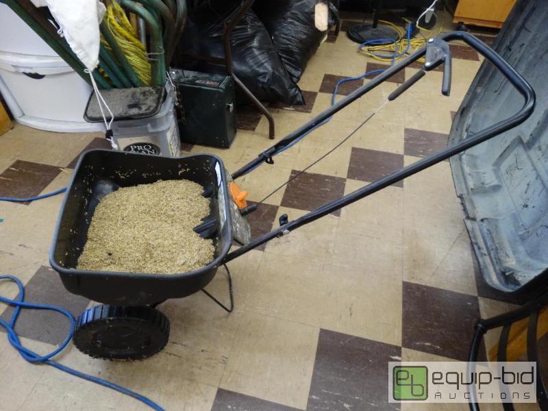 lot 622 image: Scotts turf builder edge guard mini- broadca...