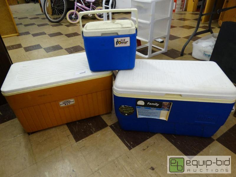 lot 625 image: Lot of 3 coolers.  1- Coleman lil oscar, 1- ...