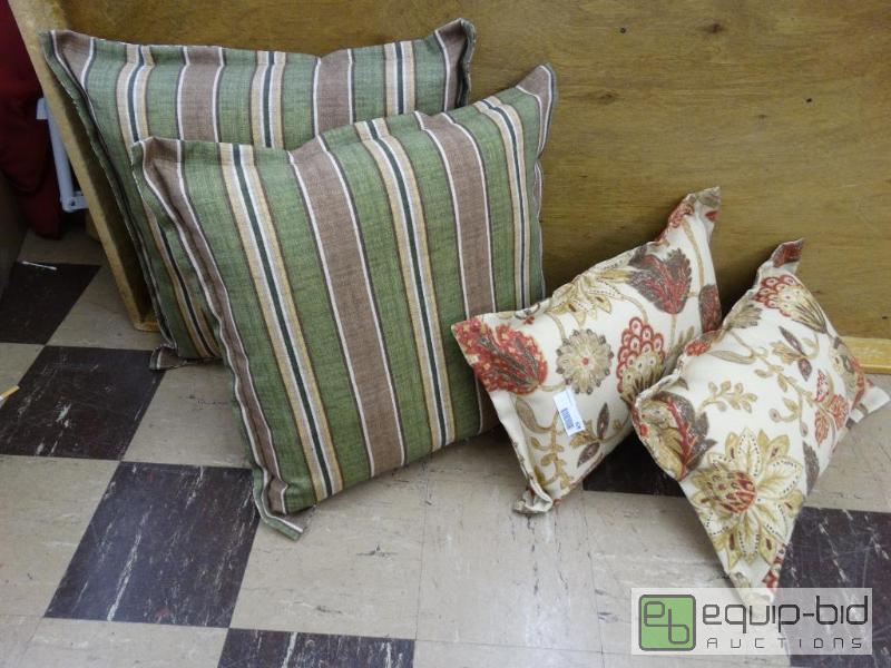 lot 626 image: Lot of 4 outdoor patio furniture pillows.  2 ...