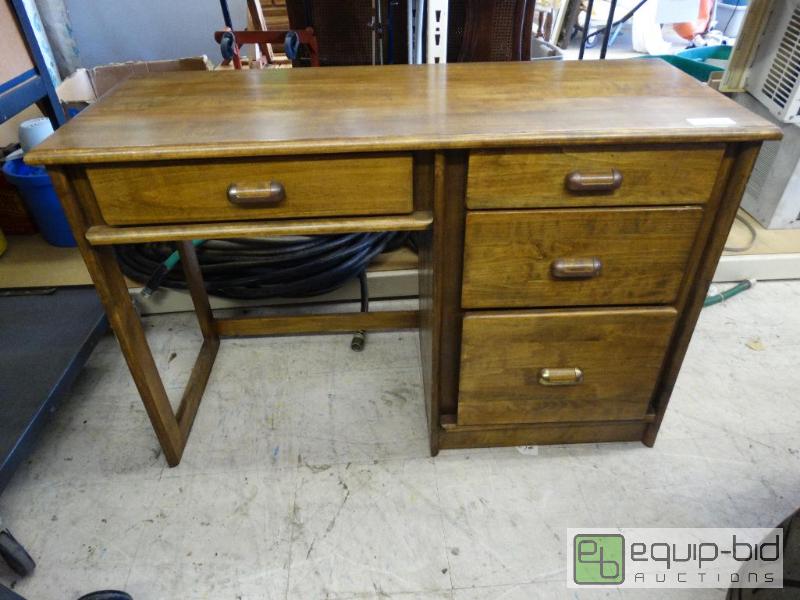 lot 632 image: Nice wood desk with 4 drawers....