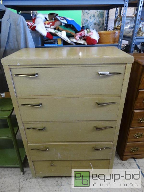 lot 633 image: Large light wood 5 drawer chest of drawers....