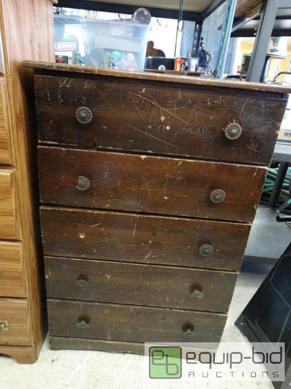 lot 634 image: Small wood chest of drawers....