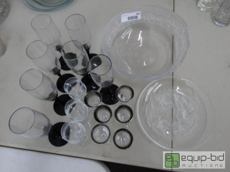 lot 642 image: Lot of frosted crystal&nbspserving bowls and...