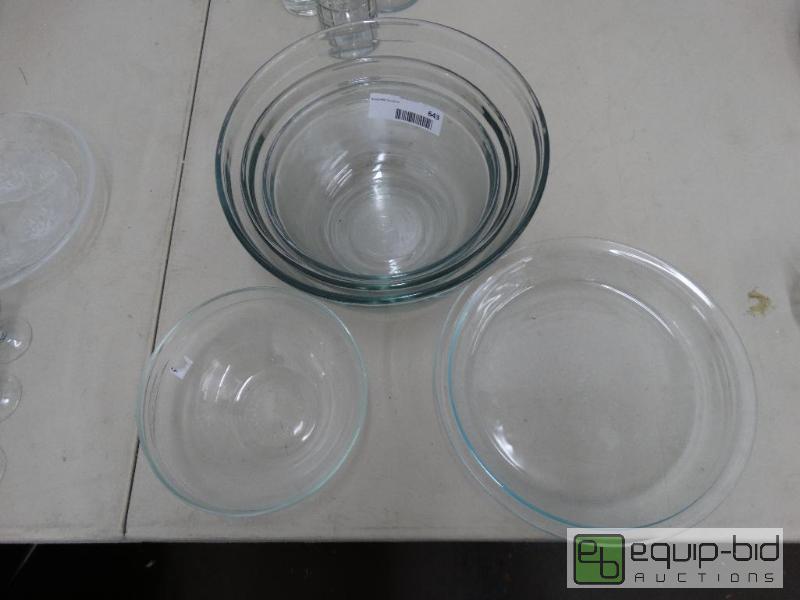 lot 643 image: Anchor Hocking mixing bowls, pyrex pie dish &...