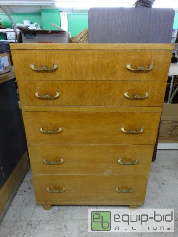 lot 650 image: Vintage oak veneer 5 drawer chest of drawers....