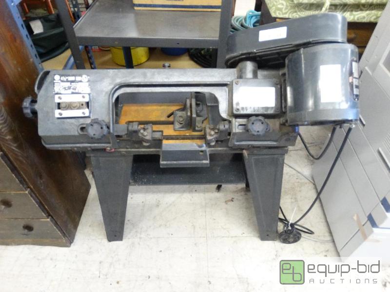 lot 656 image: Rong Fu 4-12&quot lay down bandsaw with bla...