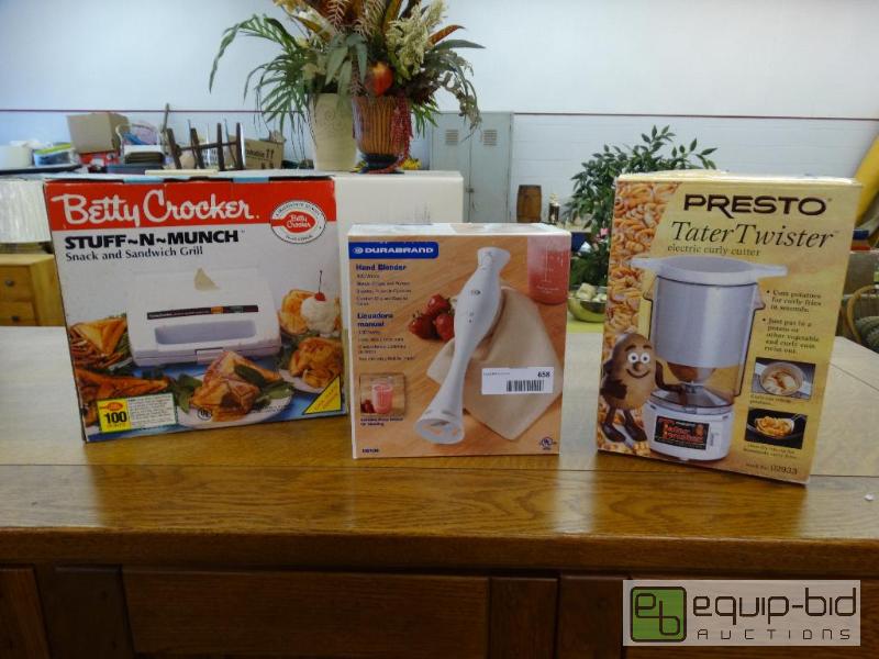 lot 658 image: Betty Crocker stuff-N-munch, Hand blender, Pr...