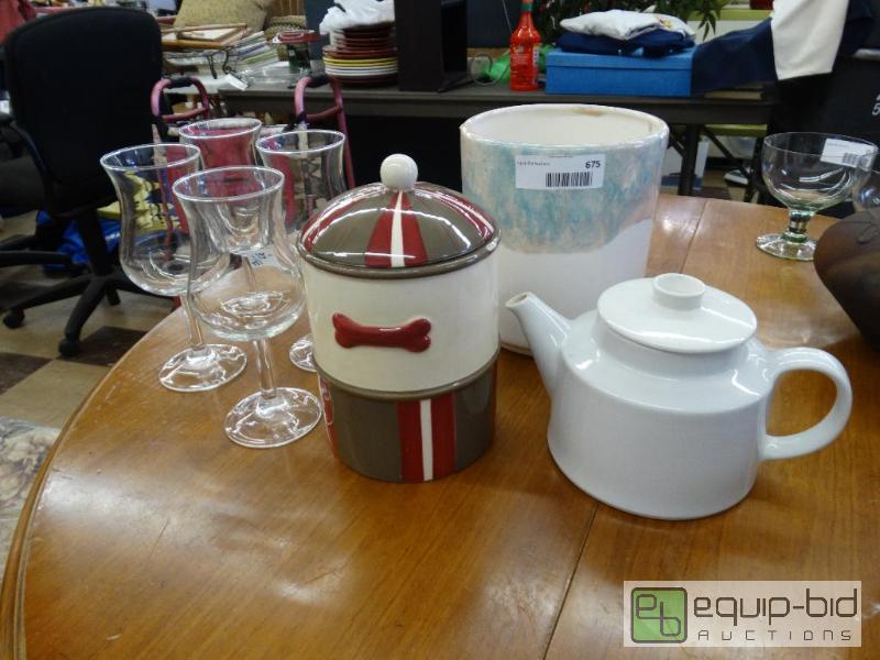 lot 675 image: Lot of kitchenware and 4 daiquiri stemmed gla...