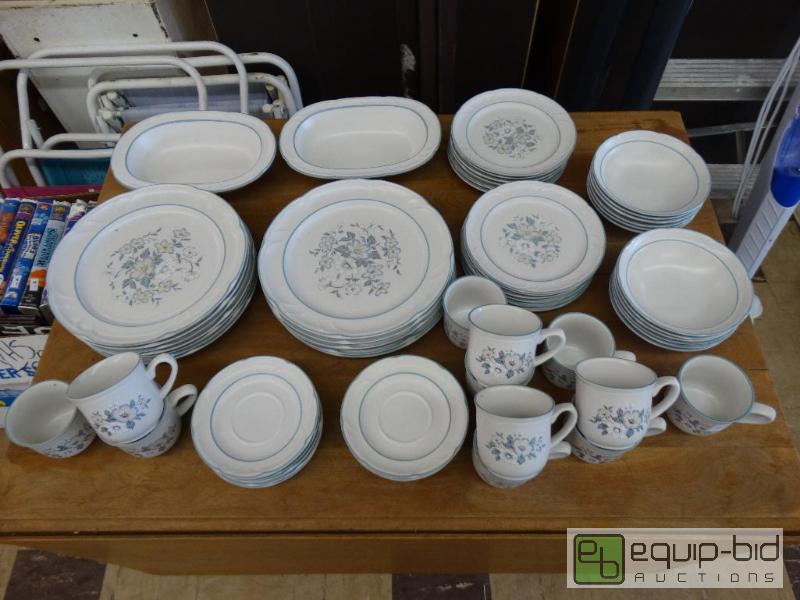 lot 1013 image: Lot Of Country Ware Stone Ware Dishes - Ashbe...