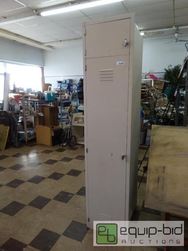 lot 1019 image: Metal Locker About 7Ft tall....