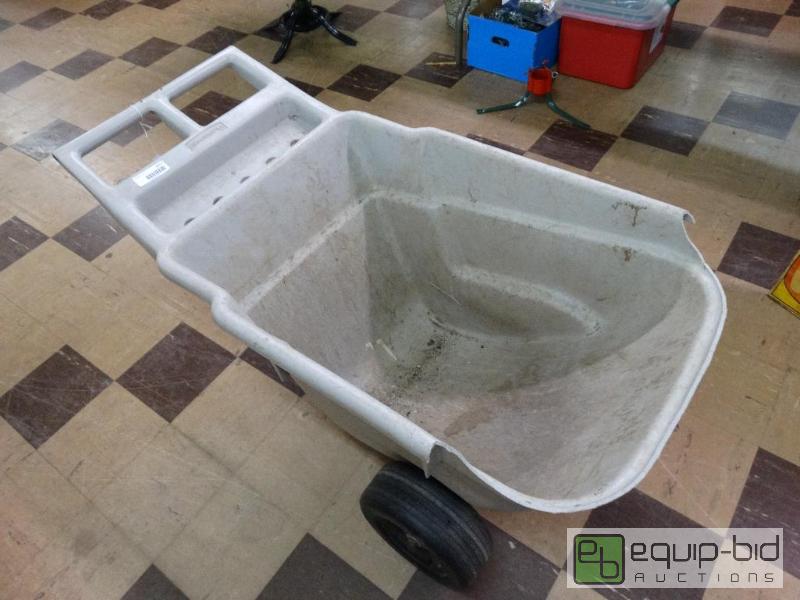 lot 1027 image: Rubber Maid Yard Cart....