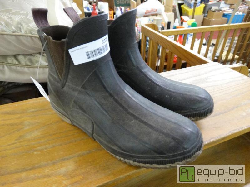 lot 1035 image: Cabella Rubber Boots Size 10....