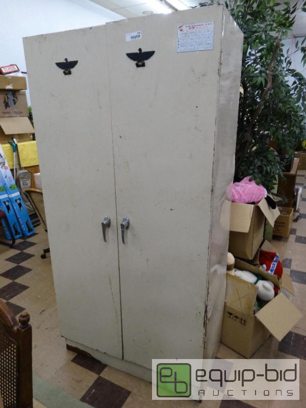 lot 1039 image: Large Metal Storage Cabinet....