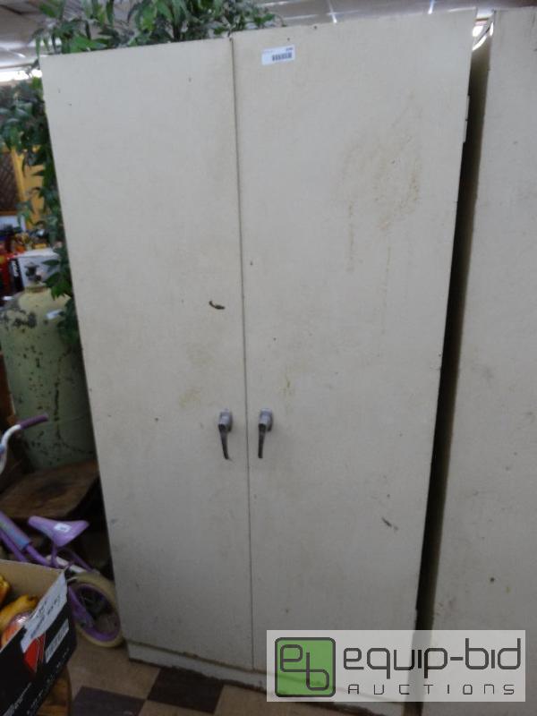 lot 1040 image: Large Metal Storage Cabinet....