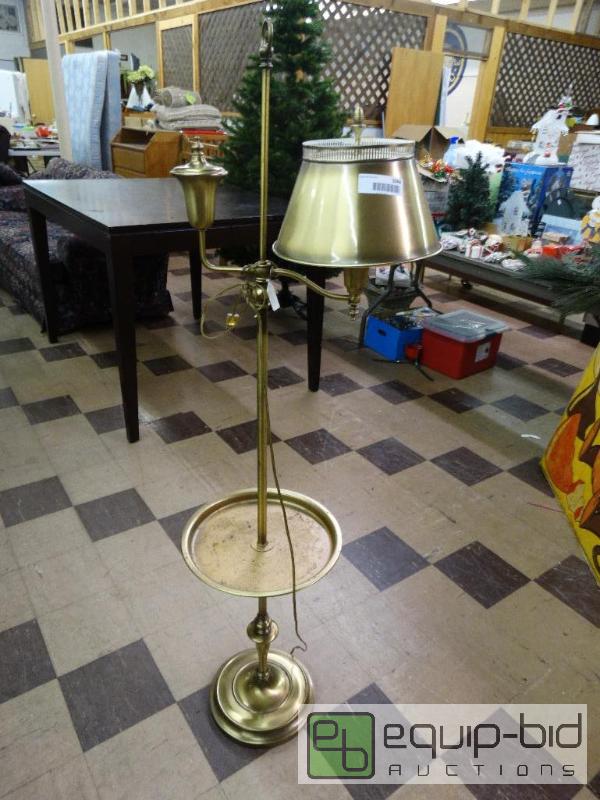lot 1044 image: Vintage Brass Floor Lamp....