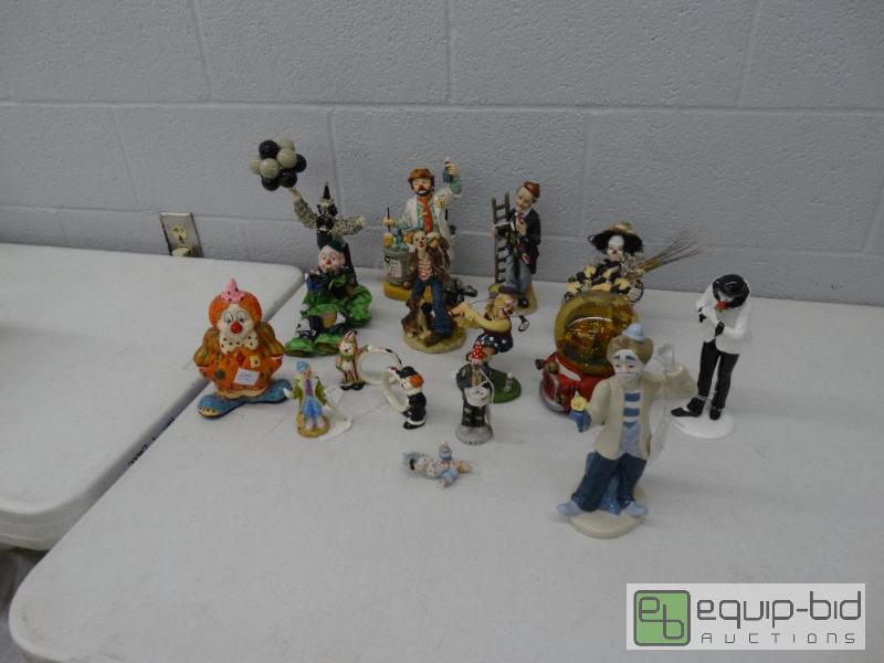 lot 803 image: 1 mine, 2 Clown &nbspnapkin Holders, 1 Water...