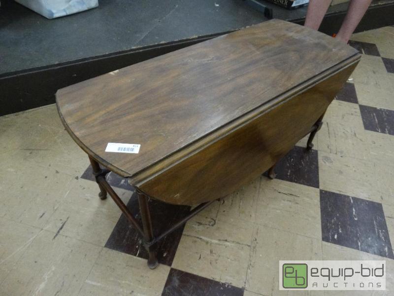 lot 811 image: Small Drop Leaf Coffee Table....