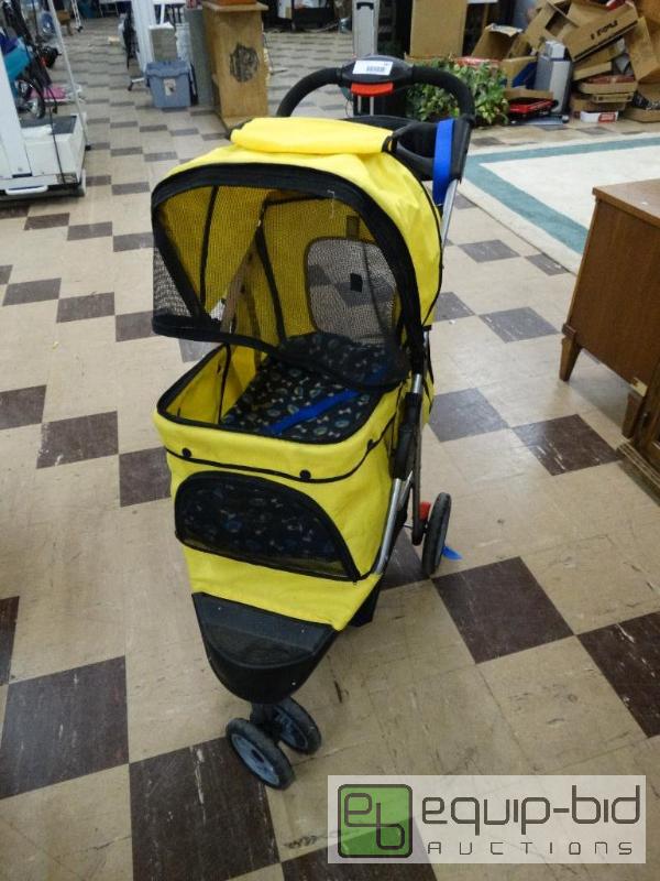 lot 867 image: Pet Stroller....