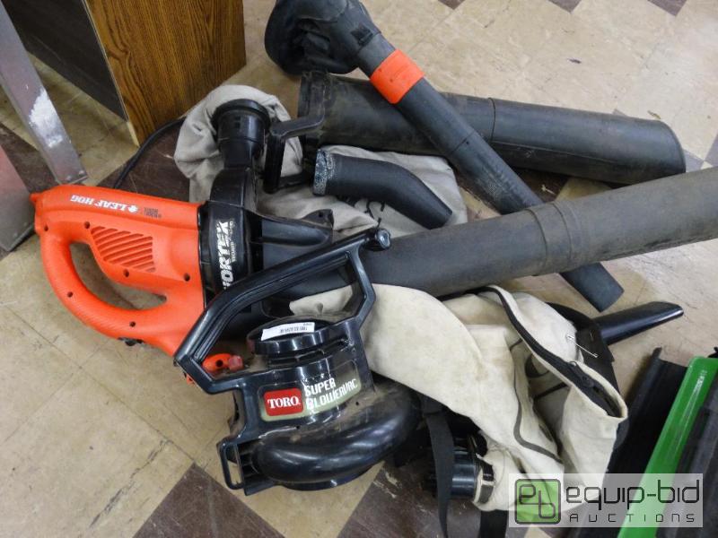 lot 886 image: Lot Of 2 Leaf VacBlowers. 1 - Black &amp De...
