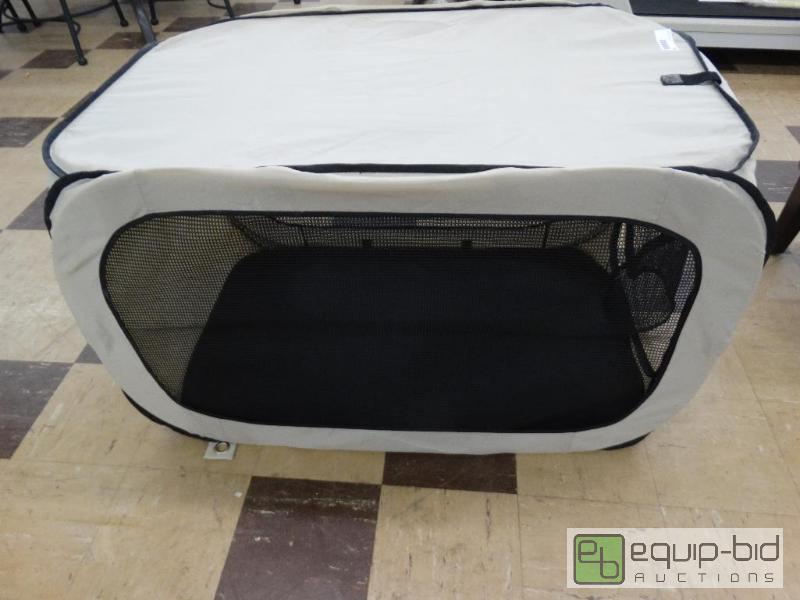 lot 901 image: Soft Sided Dog tentBed WZip Closure.&nbsp...
