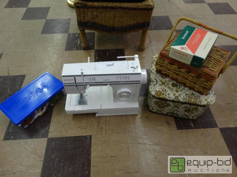 lot 903 image: Singer Sowing Machine WAttachments And 3 Box...