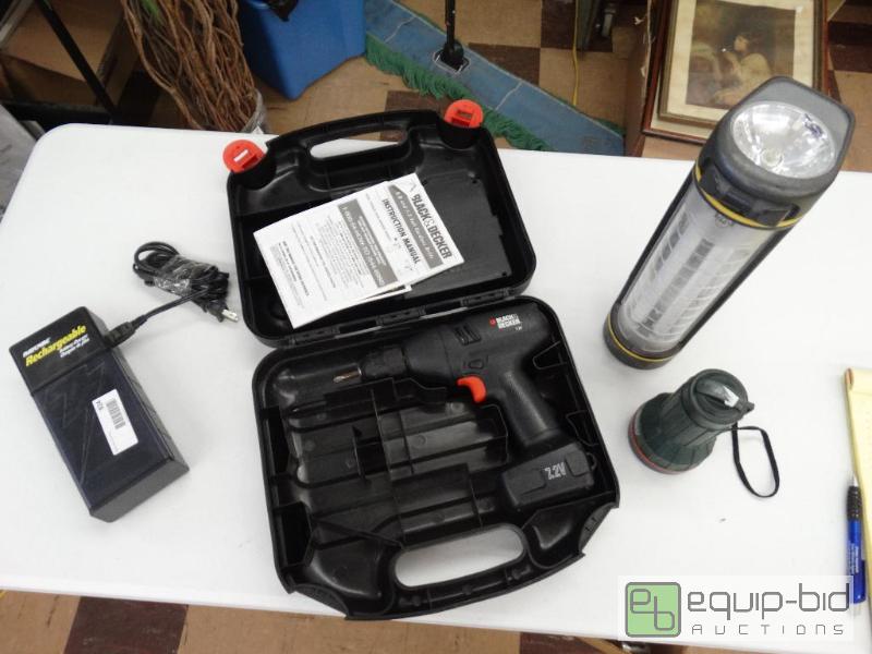 lot 924 image: Coleman Flashlight, Roadside Lantern WRadio,...