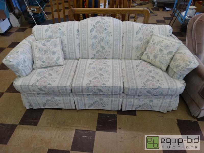 lot 954 image: Flex Steel Floral Sofa W2 Pillows....