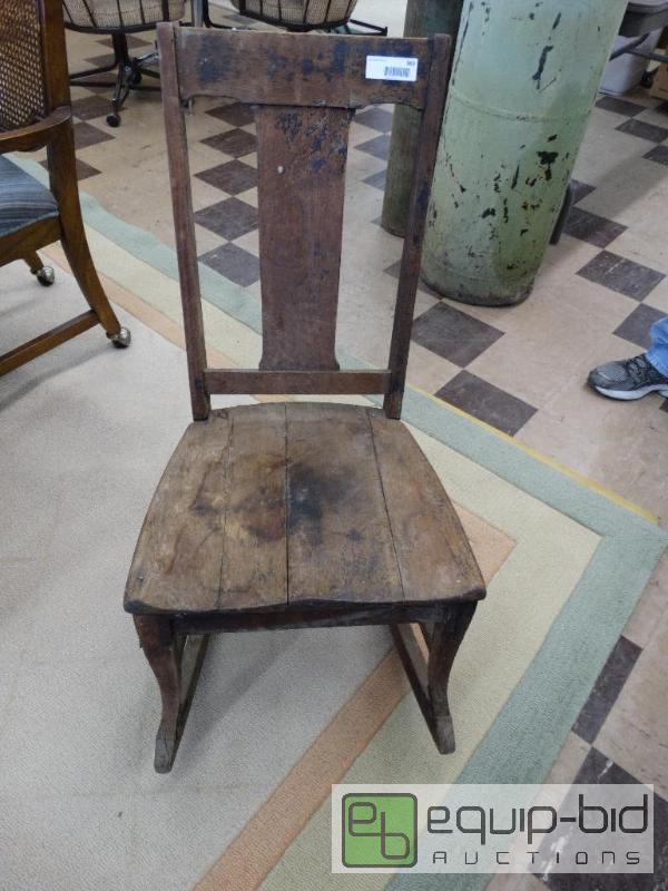 lot 963 image: Antique Wood Rocking Chair - Needs TLC....