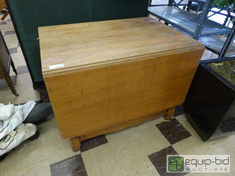 lot 968 image: Vintage gate Leg Table....