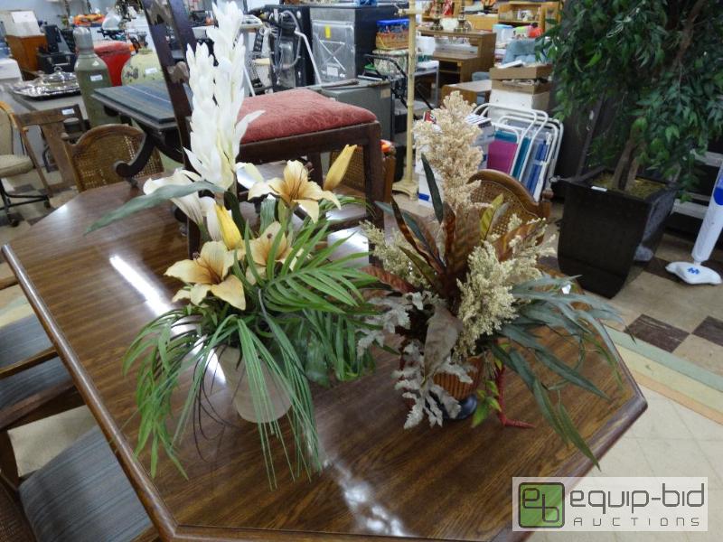 lot 981 image: Lot Of 2 Floral Arrangements.&nbsp...