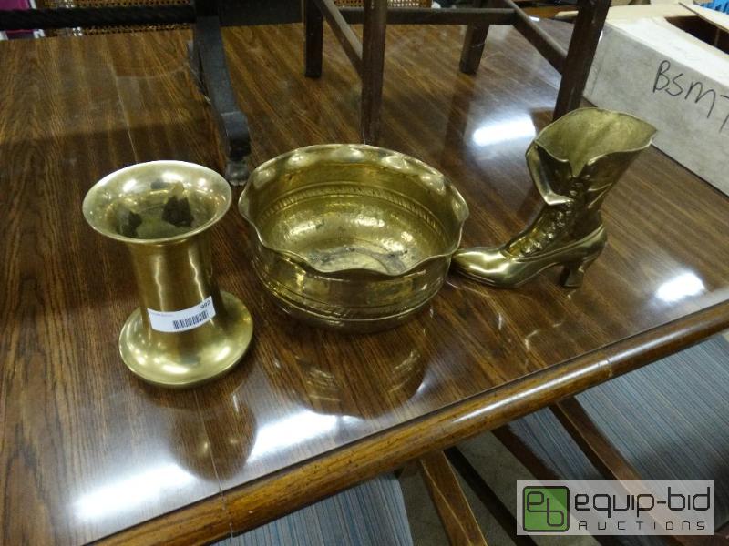 lot 992 image: 3Pc Pf Brass Decor....