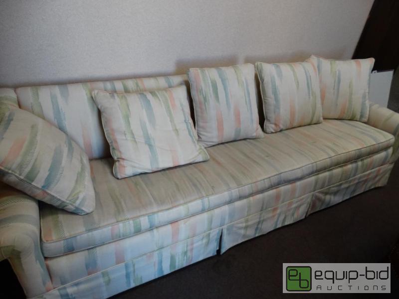 lot 747 image: Couch 94 Long....
